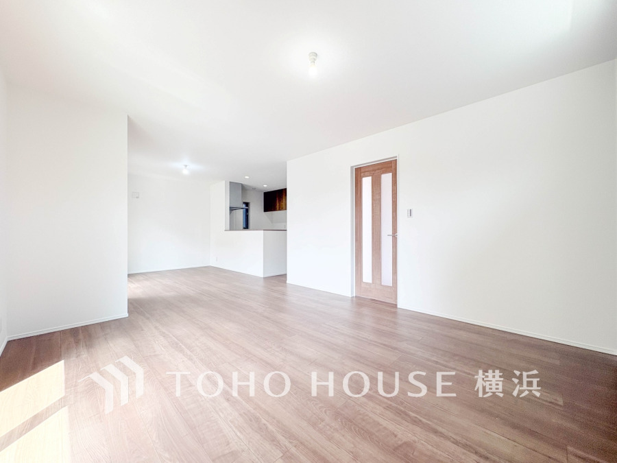 柔らかな色合いのフローリングと清潔感の溢れるクロスが明るい空間を創り出しているリビングダイニング。憩いの場に相応しく、ここで楽しむ家族の時間が絆をより深めてくれそうです。