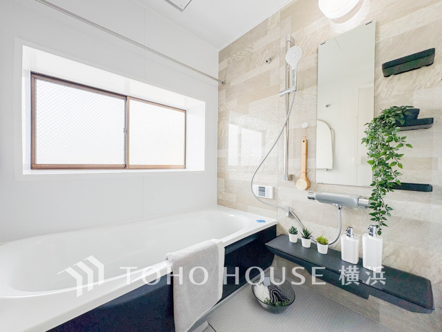 上質が感じられる質感とカラーリングで、清潔な空間美を実現。一日の疲れが癒される優雅なバスタイムを堪能できるゆとりあるバスルームです。