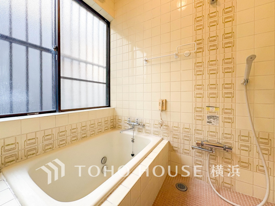 上質が感じられるカラーリングで、清潔な空間美を実現。一日の疲れが癒される優雅なバスタイムを堪能できるゆとりあるバスルームです。