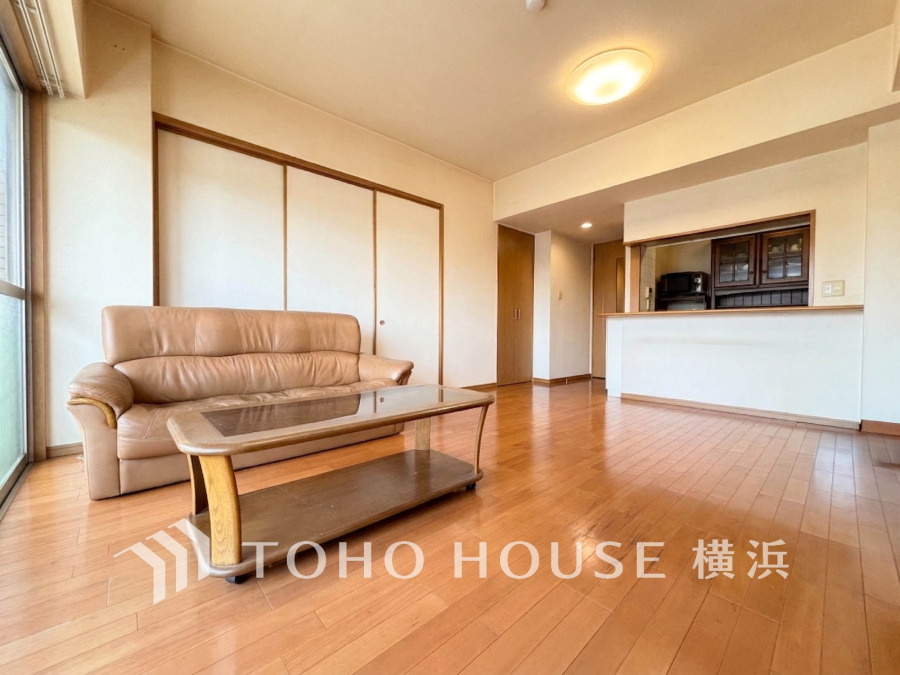 明るい自然光が差し込む広々リビング。シンプルで落ち着いた雰囲気の空間が魅力です。