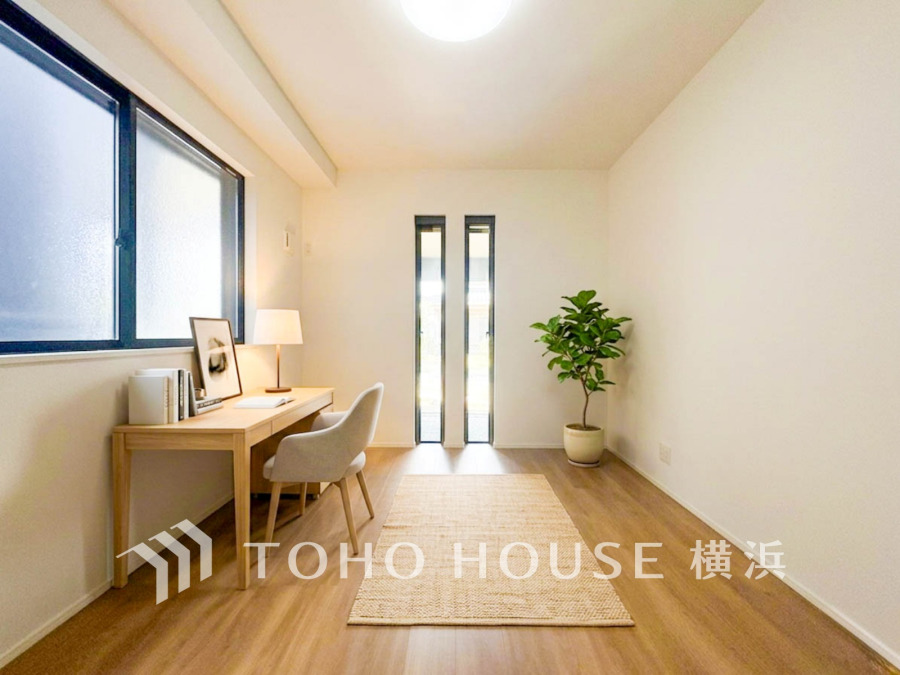 家族一人ひとりの大切なプライベート空間。趣味・感性で個性的に飾って頂けるようシンプルに仕上げてあります。自分時間を充実させながら心豊かなひとときを過ごすための大切な空間。（装飾品はAI加工です）