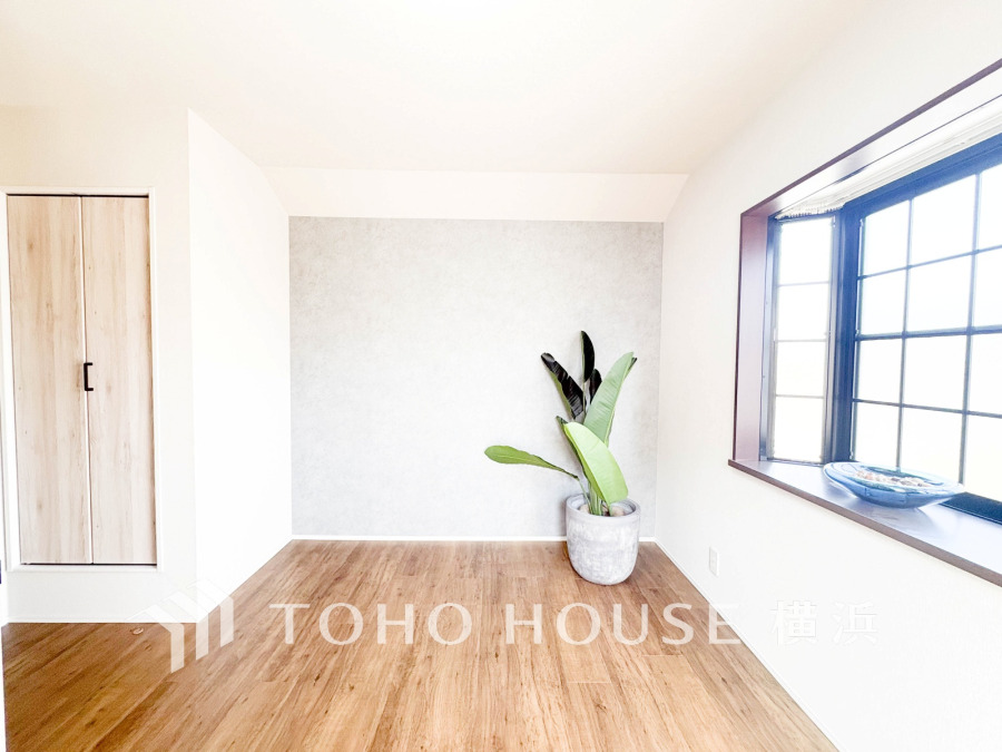 たっぷりの収納を備えた洋室。プライベートな自分時間を快適に過ごせるお部屋です。
