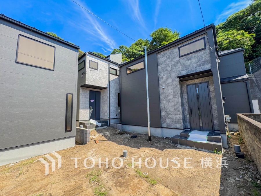 穏やかな風と陽光を導き、プライバシーに配慮された設計プランを採用し、居住性を一段と心地よいものにしています。周辺環境とのコラボレーションにより明るく開放的な空間を演出。