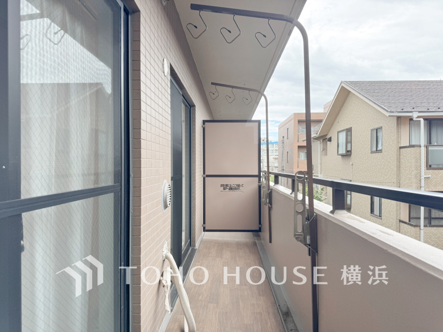 東向きのバルコニーは朝陽がたっぷり。暮らしの中での光と風を演出してくれています。見事なまでの開放的な空間をお楽しみください。