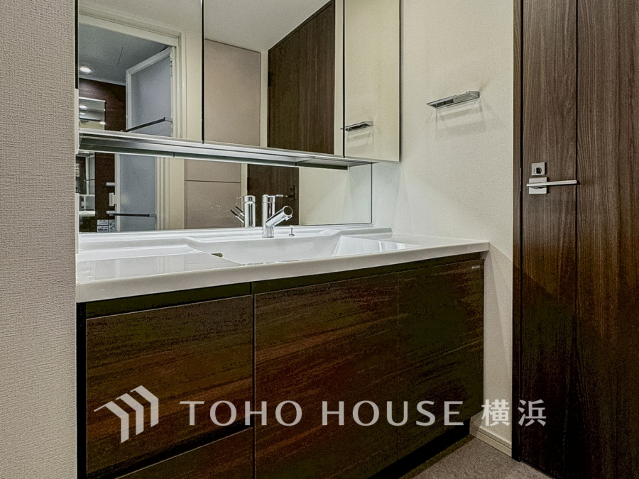 脱衣スペースを含む空間はゆとりの広さを設け、また洗面化粧台の鏡の後ろに収納スペースを設ける事により、散らかりやすい洗面スペースをスッキリ保てます。