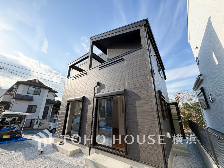 シンプルでモダンなデザインの新築一戸建て。広々としたバルコニーと陽射しが差し込む開放的な空間が魅力です。