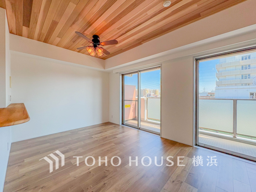 家族みんなが爽やかに健やかに過ごせるように、溢れる光をたっぷり取り込んだリビングダイニング。集いの場、憩いの場としての快適性を求めたやすらぎの空間です。