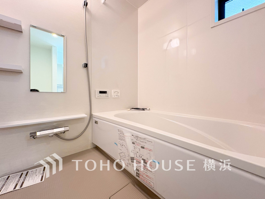 上質が感じられる質感とカラーリングで、清潔な空間美を実現。一日の疲れが癒される優雅なバスタイムを堪能できるゆとりあるバスルームです。