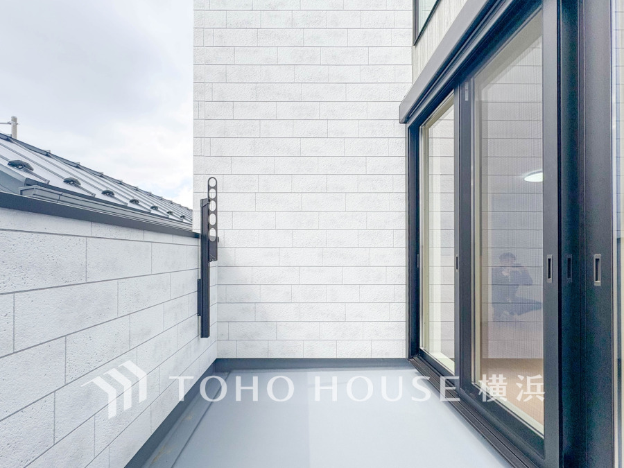 ずっと太陽を感じる事ができるのは、遮るものが視界に無いから。彼方に広がる風景が絵画のように広がります。