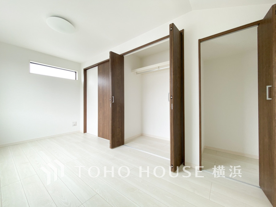 快適に過ごす条件は、一人ひとり違います。飾リ過ぎないシンプルな内装と偏り過ぎないデザインで統一しております。居住していく中でオーナー様だけの【マイホーム】に創り上げて下さい。
