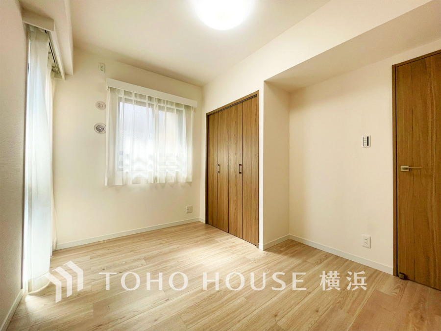 シンプルな内装と明るい空間で、自分らしい空間づくりを思い切り楽しめそうです。穏やかな陽射しが、ゆったりとした寛ぎの時間を包みます。