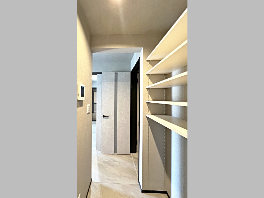 長期保存できる缶詰や調味料などの食品類の他、かさばるペーパーやラップ類をまとめて収納しておけます。キッチンまわりの掃除用具などを置くのにも便利ですね。