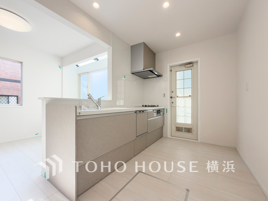 自然光の入る明るいキッチンは開放的な対面式。リビングにいるご家族との会話を楽しみながらお料理ができます。
