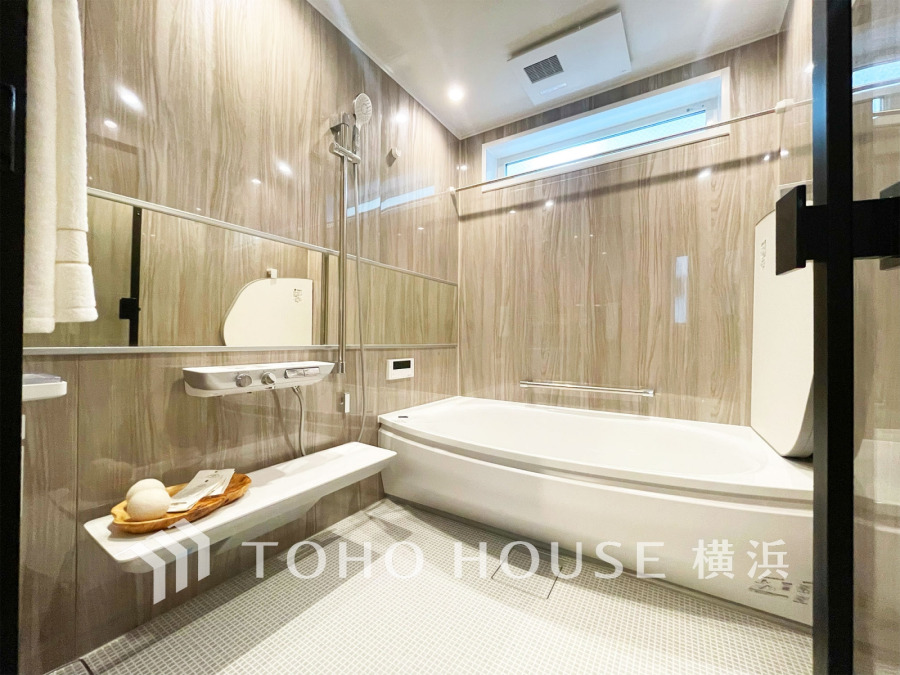 高級感漂う木目調パネルの浴室は、ゆったりとした浴槽で心地よいリラックスを叶えます。