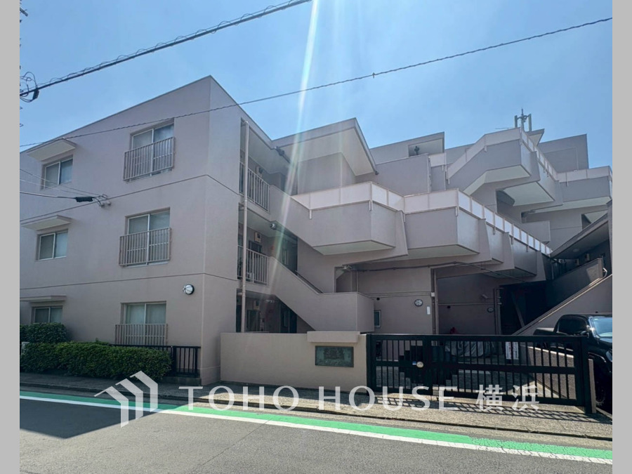 爽やかな青空の下に贅沢なほどに降り注ぐ陽光、豊かな居住性と、クオリティが見事に調和した住空間は、住まうことの喜びを感じさせてくれます。 
