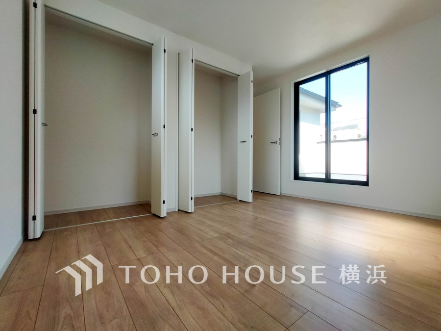 自然光が差し込む明るい室内。広々とした収納スペースで生活空間をすっきり保てます。