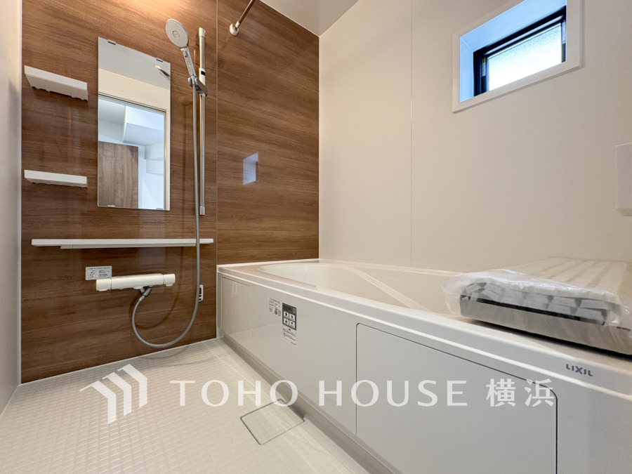 上質が感じられる質感とカラーリングで、清潔な空間美を実現。一日の疲れが癒される優雅なバスタイムを堪能できるゆとりあるバスルームです。