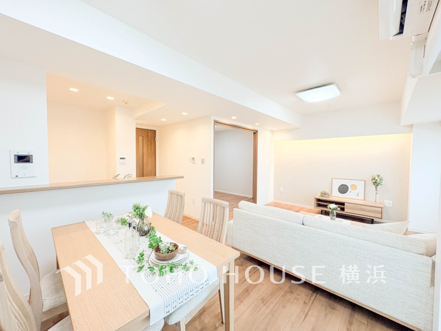 明るく開放的な空間が広がるLDK。室内には豊かな陽光が注ぎ込み、爽やかな住空間を演出。ホームパーティーでもゲストと一緒に料理を楽しみながら楽しい時間を過ごせそう。