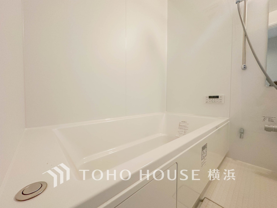 1日の疲れを癒すバスルームは、心地よいリラックスを叶える清潔感溢れる美しい空間です。心からゆったりと寛いでいただけるよう、ゆとりのスペースを確保してます。