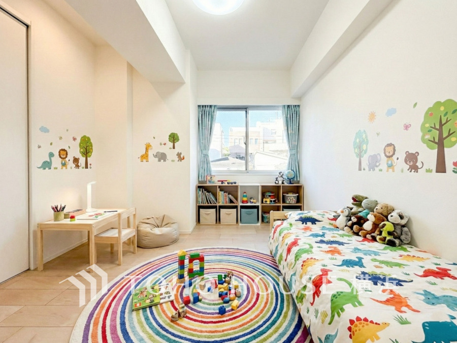 大きな窓からは快適な光を取り入れ、通気性能を上げる事で居心地の良い空間を演出します。多くの時間を過ごす住まいだからこそ、いつも快適な場所であるように心掛けています。(家具はAI加工)