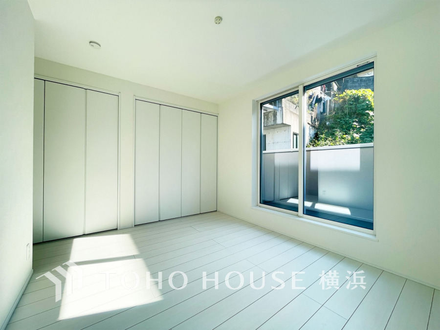 1日の疲れを癒し、心地よく寛げるようゆったりとした広さを確保しています。プライベートタイムをより優雅に穏やかに…。落ち着いた雰囲気を紡ぎます。