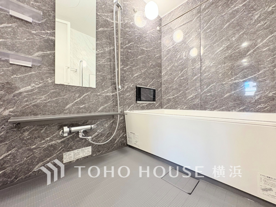 掃除のしやすさ・収納の便利さなど、おふろを使う人、お手入れする人、みんなにとっての「しあわせ性能」を追求したバスルームを採用いたしました。