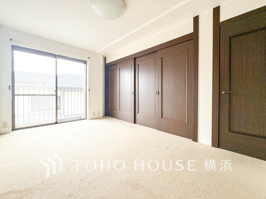 バルコニーに面した12.2帖の広々とした洋室には大容量のクローゼット付き。