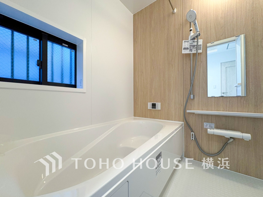 快適な使い心地とゆとりある空間が1日の疲れを解きほぐすバスルーム。空間も浴槽もゆったりのびのび使えるゆとり設計。広く感じるゆとり設計で快適なリラックスタイムを過ごせます。