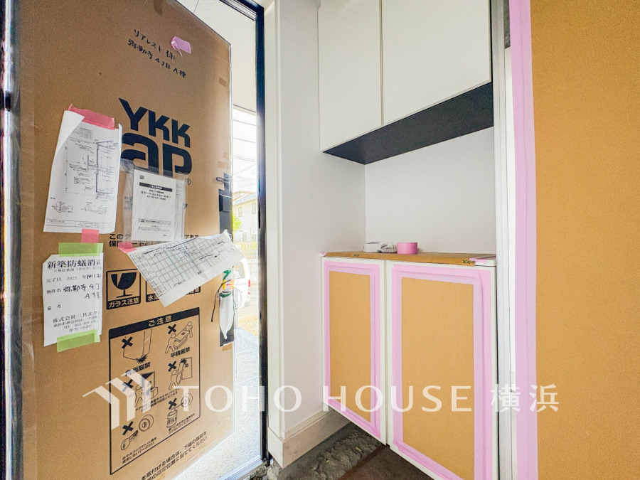 お客様をお迎えする玄関は落ち着いた雰囲気。帰り着くたびに洗練されたテイストの空間に迎えられ誇りと喜びを感じる玄関まわりです。（2025年12月撮影）