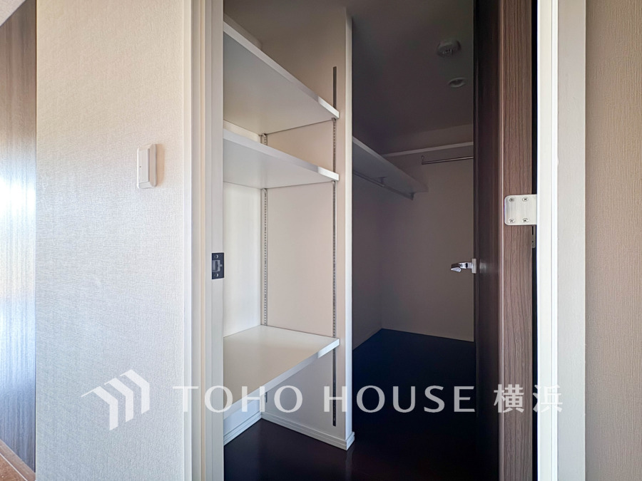 ひと目で収納物を確認できるウォークインクロゼットは、ゆとりの広さを備えた大型収納。数多くの衣類に加え、足元には引出しや衣装箱、シューズボックスなども収納することができます。