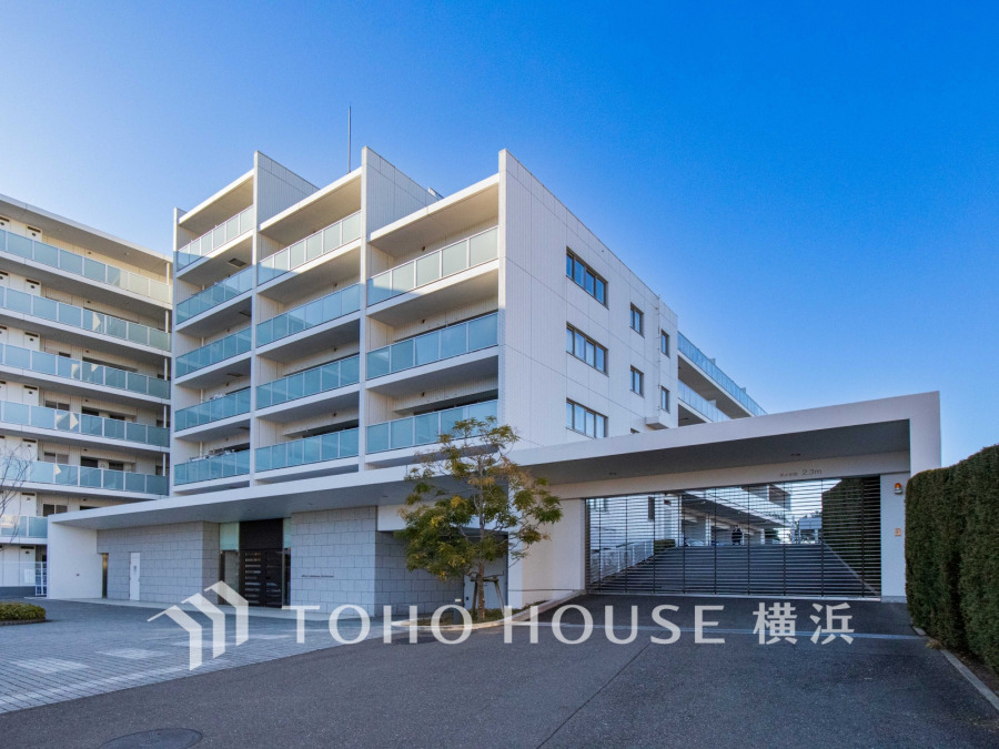 爽やかな青空の下に贅沢なほどに降り注ぐ陽光、豊かな居住性と、クオリティが見事に調和した住空間は、住まうことの喜びを感じさせてくれます。 