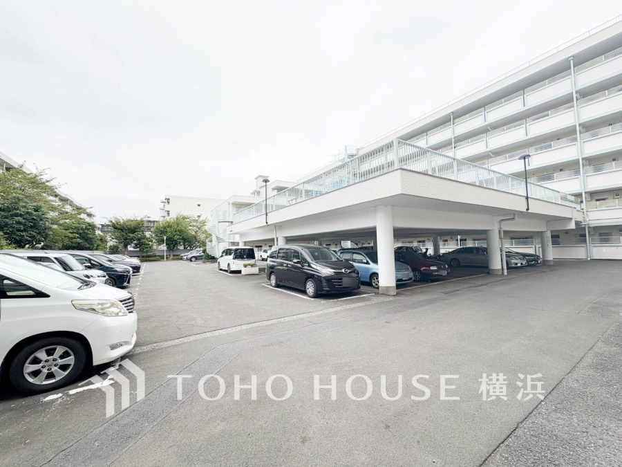 ゆったりとした駐車スペースを確保いたしましたので、大きめのお車でも駐車可能です。駐車場の空き状況につきましては、都度確認させていただきます。