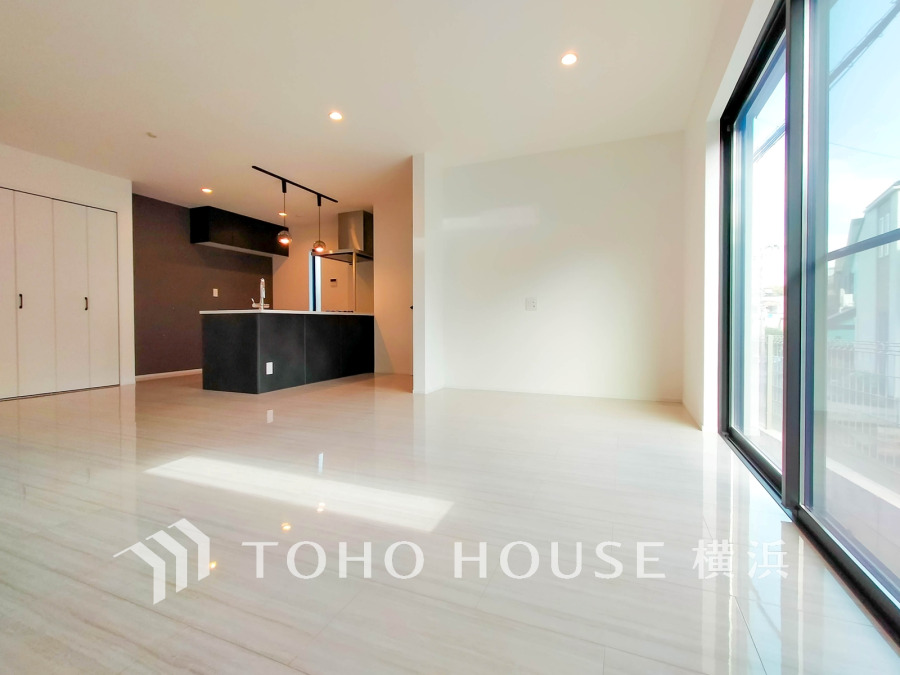 明るく開放的な空間が広がるLDK。室内には豊かな陽光が注ぎ込み、爽やかな住空間を演出。
