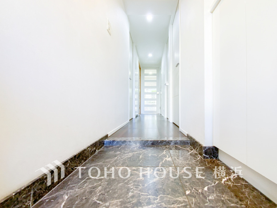 高級感ある大理石調の玄関が迎える、清潔感溢れる明るい廊下。収納も充実し機能的な設計です。