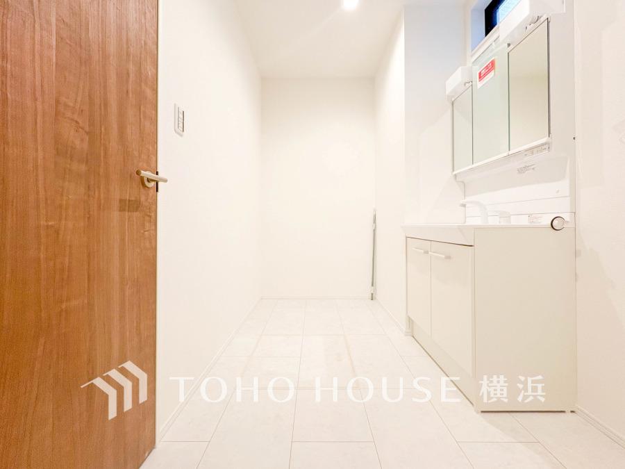 脱衣スペースを含む空間はゆとりの広さを設け、また洗面化粧台にも収納スペースを設ける事により、散らかりやすい洗面スペースをスッキリ保てます。