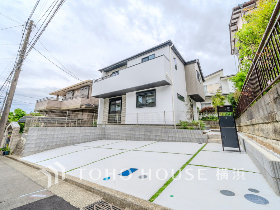 堂々たる趣ながら、主張し過ぎずどこか余裕を感じさせるシャープなフォルムで佇む邸宅は、晴天の空と照らし合わせる事で、本来あるべき完成形の姿を見せてくれます。 
