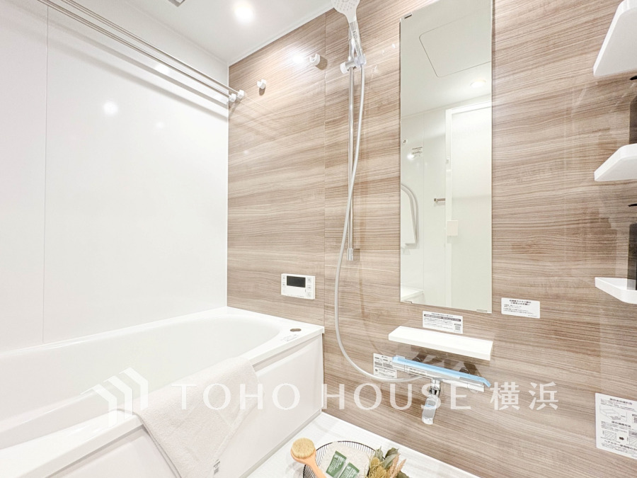 心地よいリラックスを叶える清潔感溢れる美しい空間。快適で機能的なバスルームです。
