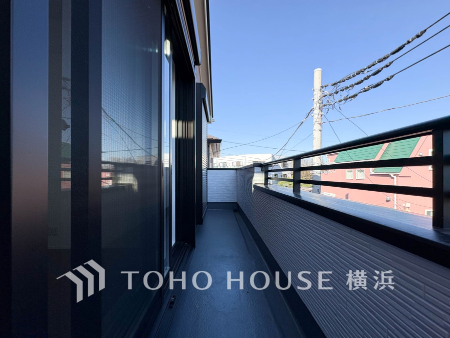 2部屋にまたがる広いバルコニーから、暮らしの中での光と風を演出してくれています。見事なまでの開放的な空間をお楽しみください