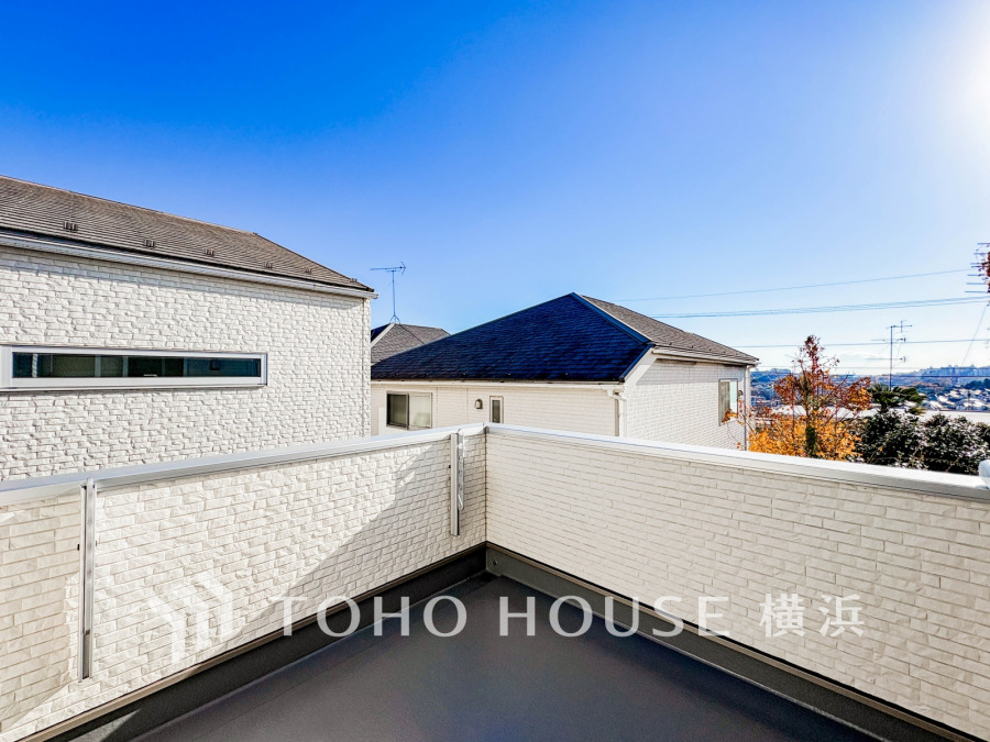 陽当たり良好な広々バルコニー。爽やかな風と開放感あふれる眺望が魅力の快適な屋外空間です。