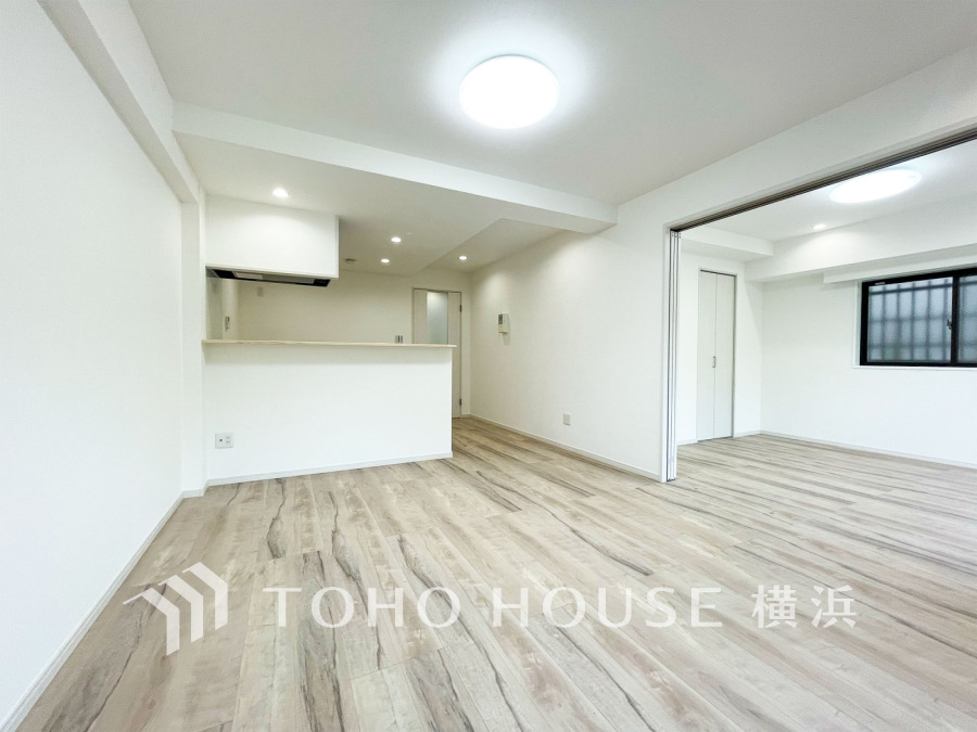 リビングに隣接した洋室の引き戸を開け放して空間を共有しながら開放的に使うこともできます。
