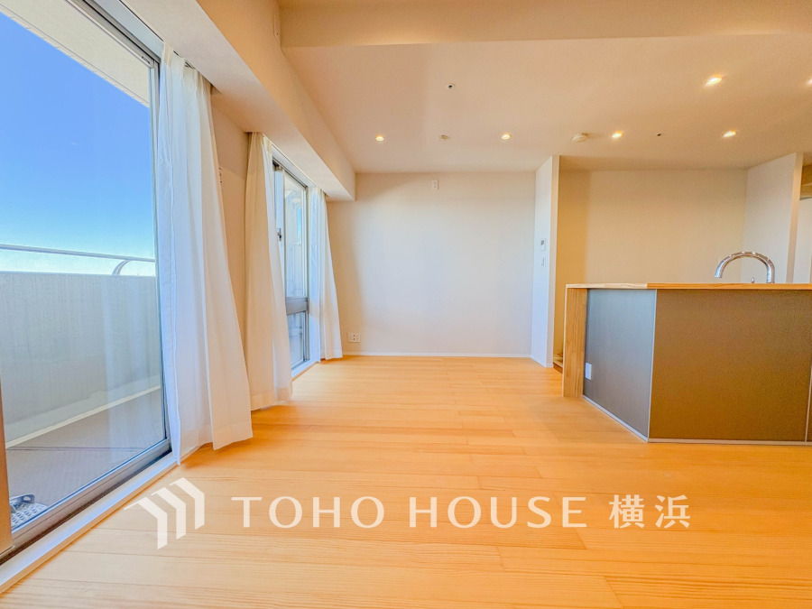 大きな窓から自然光が差し込む、開放感あふれる明るいリビングダイニングです。