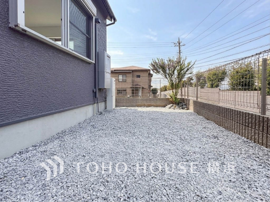 メンテナンスが楽な砂利敷きのお庭スペース。前面道路から一段上がっているのでプライバシーも確保されています。