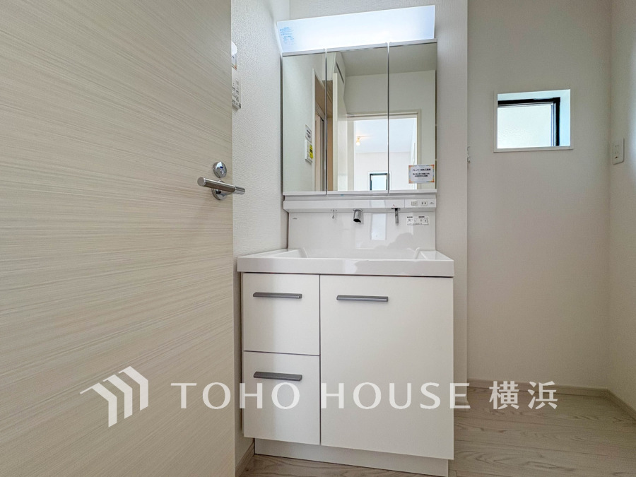 十分な大きさの洗面台は、身だしなみチェックや歯磨きなど、朝の慌ただしい時間でも余裕とゆとりを感じて頂けます。