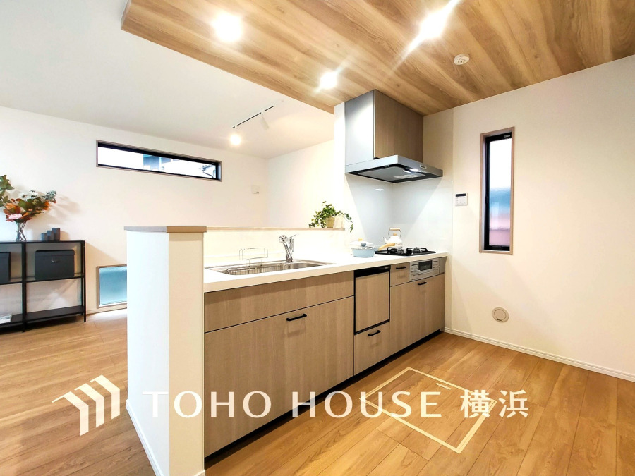 広く取られた対面キッチンは、リビングで寛ぐご家族と会話をしながらお料理が出来ます。高級感のあるカラーで空間をより上質な雰囲気にした、清潔感のあるデザインです。