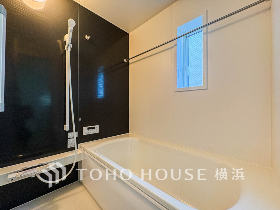 上質が感じられるカラーリングで、清潔な空間美を実現。一日の疲れが癒される優雅なバスタイムを堪能できるゆとりあるバスルームです。