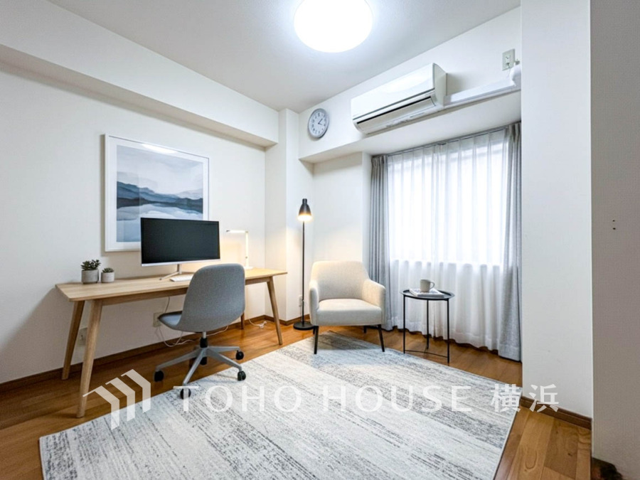 穏やかな寛ぎを届ける上質仕様のゆとりあるお部屋。自分時間を充実させながら心豊かにできるプライベート空間。（装飾品等はAI加工です）