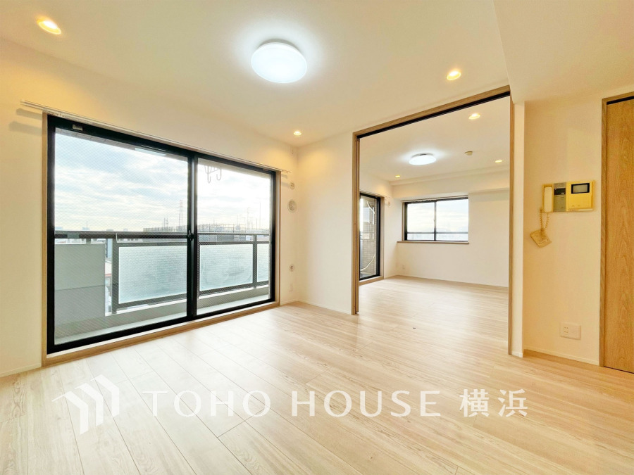 大きな窓から自然光がたっぷり入る、明るく開放的なリビングと隣接した洋室が魅力の住まいです。