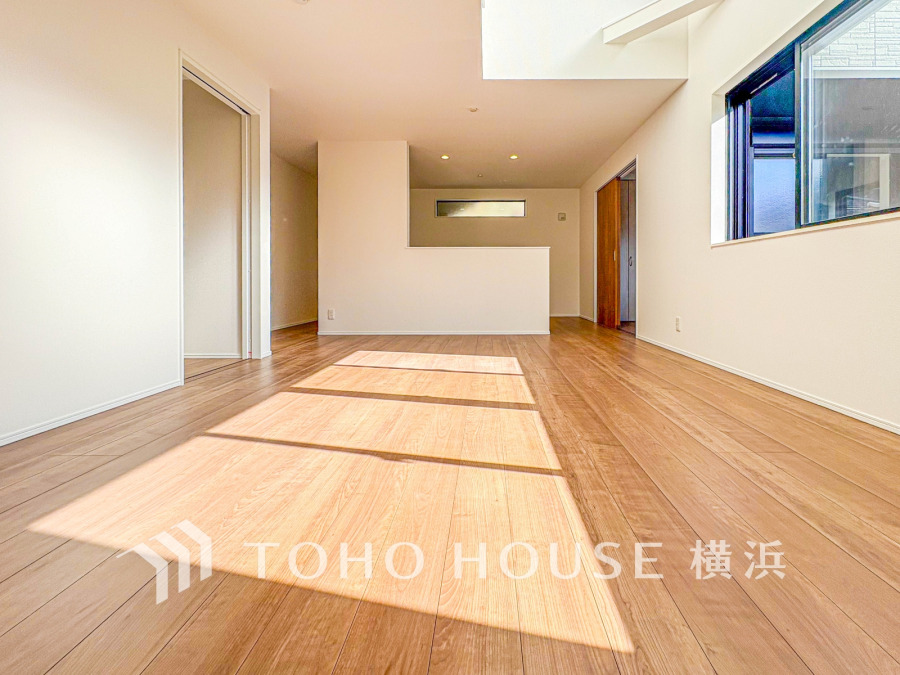 明るく開放的な空間が広がるLDK。室内には豊かな陽光が注ぎ込み、爽やかな住空間を演出。
