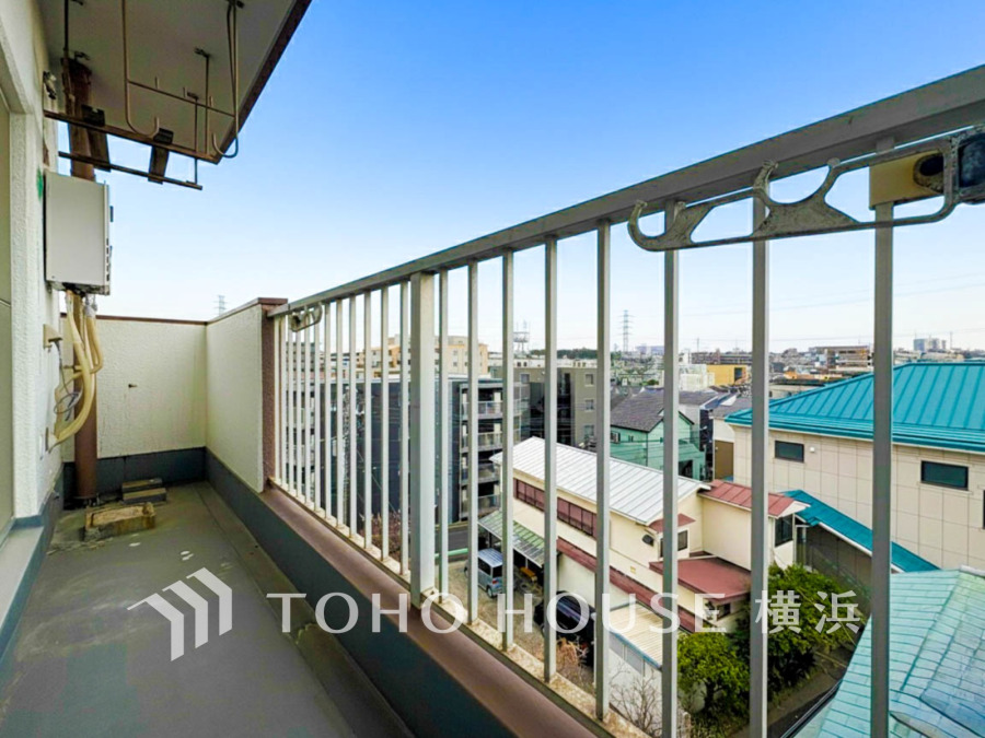 気持ちのいい空が見渡せる広いバルコニー。爽やかな風を感じて、心躍る素敵な暮らしがはじまります。