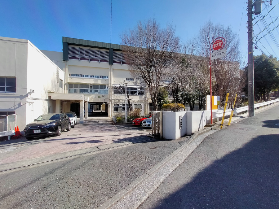 横浜市立笹下中学校まで　約240ｍ